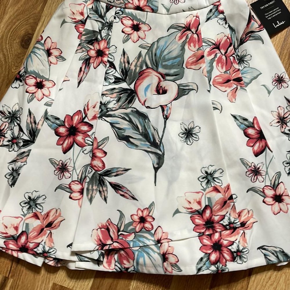 Women's Size Small Sexy Feminine Sophisticated Lulu's Floral layered dress NWT - Picture 4 of 4